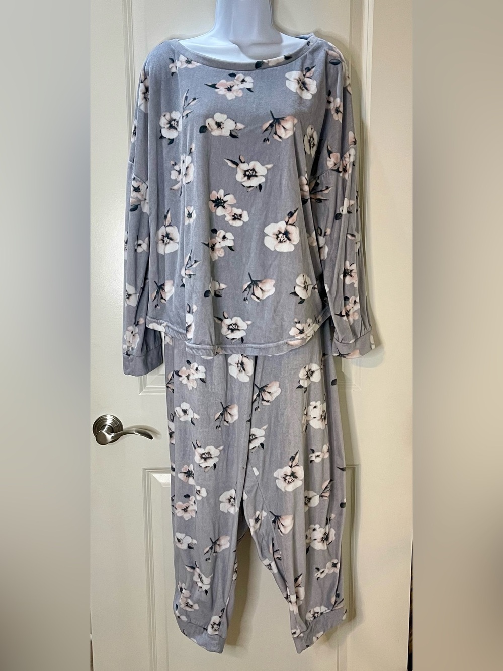 Tahari Gray Floral Velour Pajama Set Size 2X